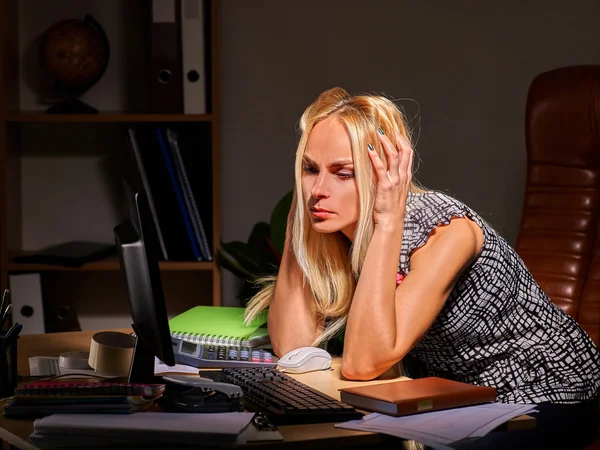 Vrouw bij computer laat in de nacht. — Stockfoto