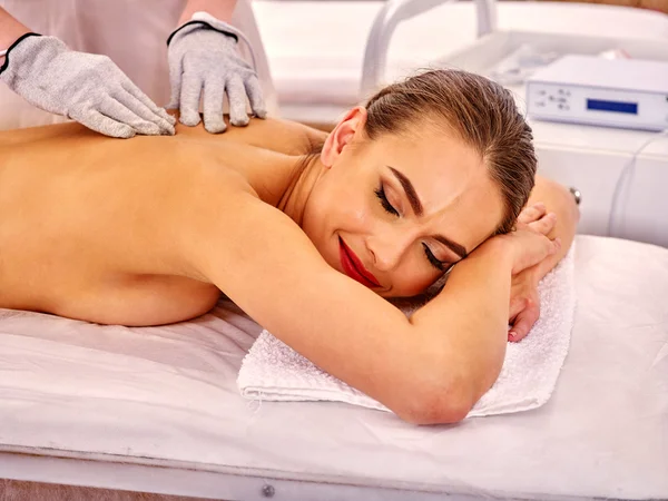 Femme recevant des gants d'électricité massage au salon de beauté . — Photo