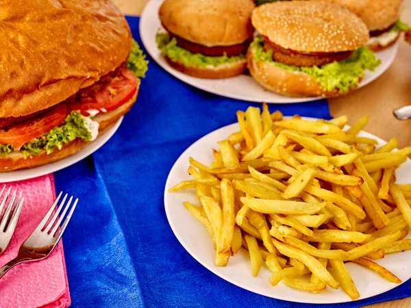 Hamburger ve patates kızartması. — Stok fotoğraf