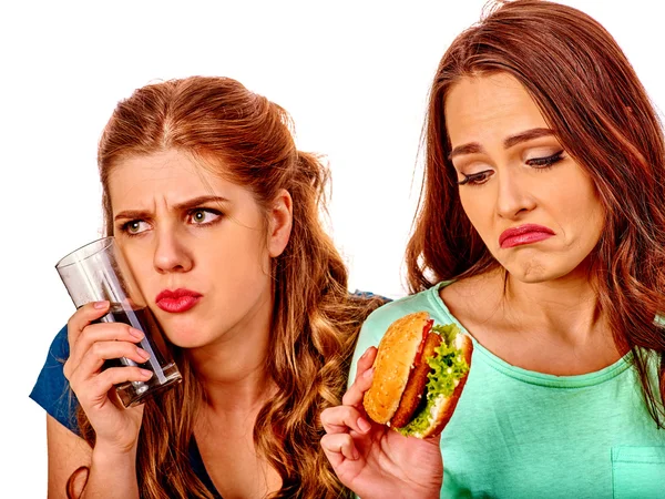 Ongelukkige paar meisje eten fastfood. — Stockfoto