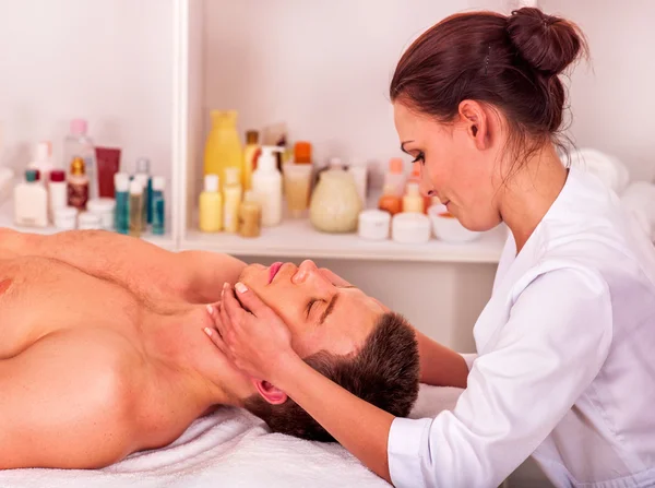 Uomo ottenere massaggio facciale  . — Foto Stock