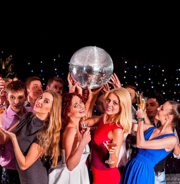 Groep mensen dansen op feestje. — Stockfoto