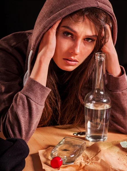 Chica borracha sosteniendo botella de vodka . — Foto de Stock