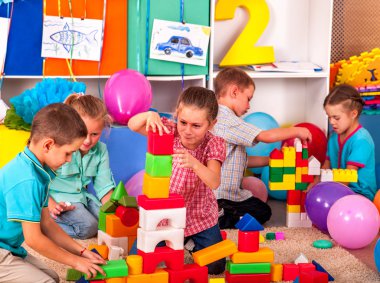 Grup çocuklar oyun blokları katta .