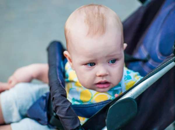 屋外の乳母車の赤ちゃん — ストック写真