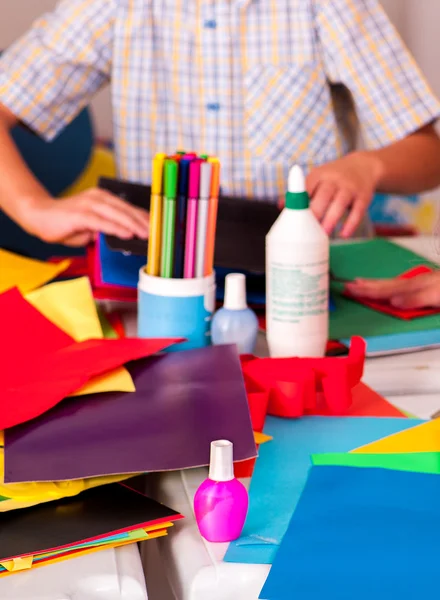Manos de niño con parer y lápices de color . —  Fotos de Stock