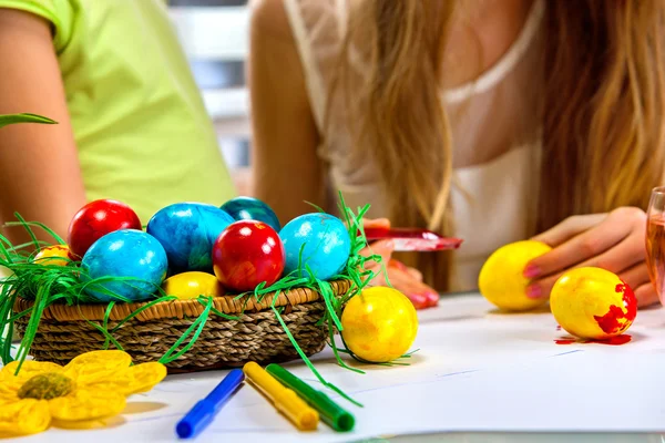 Los niños pintan huevos de Pascua en casa . — Foto de Stock