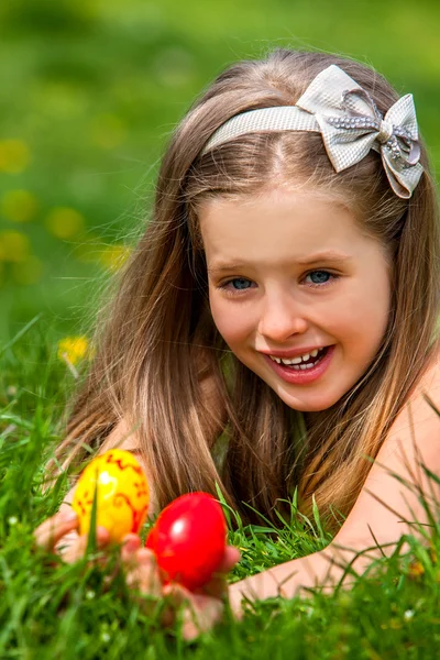 Niño encontrar huevo de Pascua al aire libre . — Foto de Stock