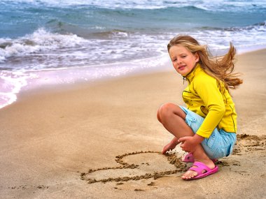 Bak su yaz kız deniz.