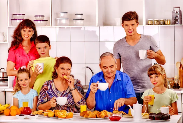 Stor lycklig familj äta frukost. — Stockfoto