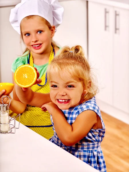 Enfant avec pâte à rouleau — Photo