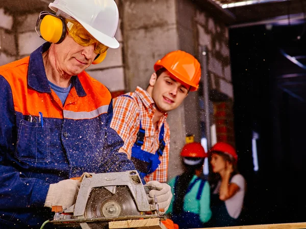 Grupo de pessoas construtor com serra circular  . — Fotografia de Stock