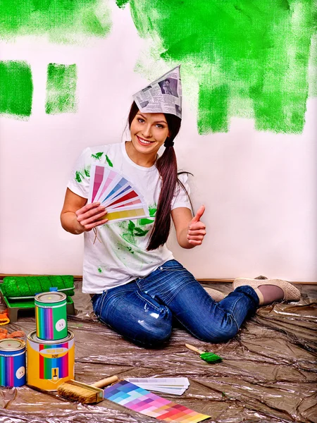 Mujer pared de pintura en casa . — Foto de Stock