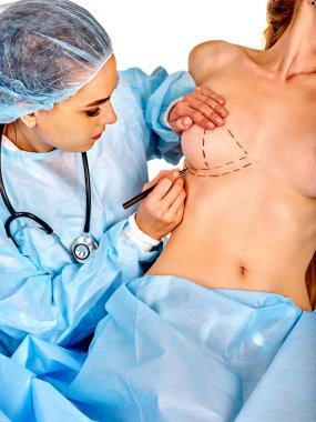 Doktor noktalı çizgi üzerinde kadın meme yapıyor. .