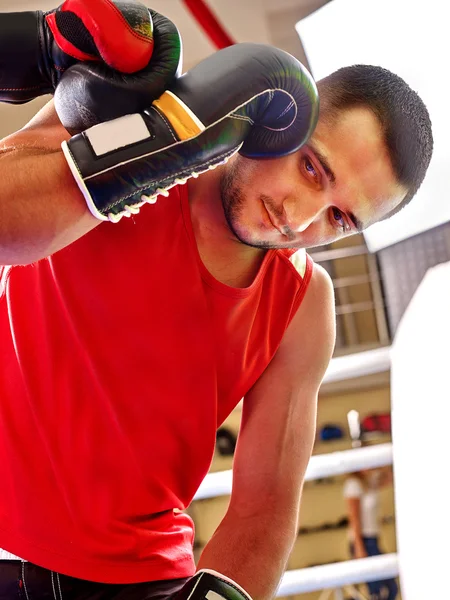 Två män Boxer klädd hjälm boxning . — Stockfoto