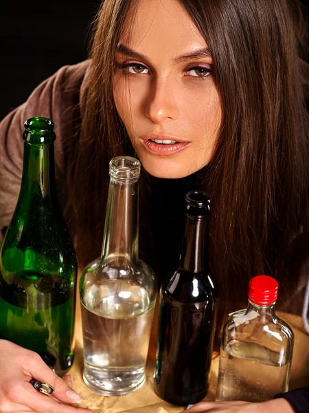 Menina bêbada segurando garrafa de vodka . — Fotografia de Stock