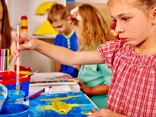 小组小女孩与刷子绘画在幼稚园 . — 图库照片