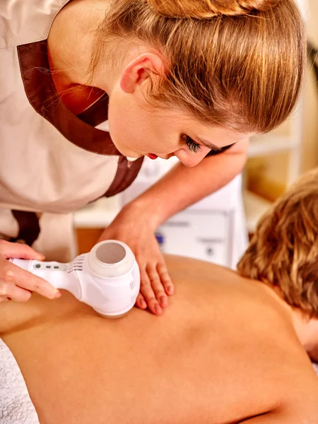 Homem recebendo massagem elétrica nas costas . — Fotografia de Stock