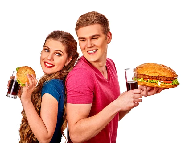 Mężczyzna i kobieta jedzenie duża kanapka z cola. Na białym tle. — Zdjęcie stockowe
