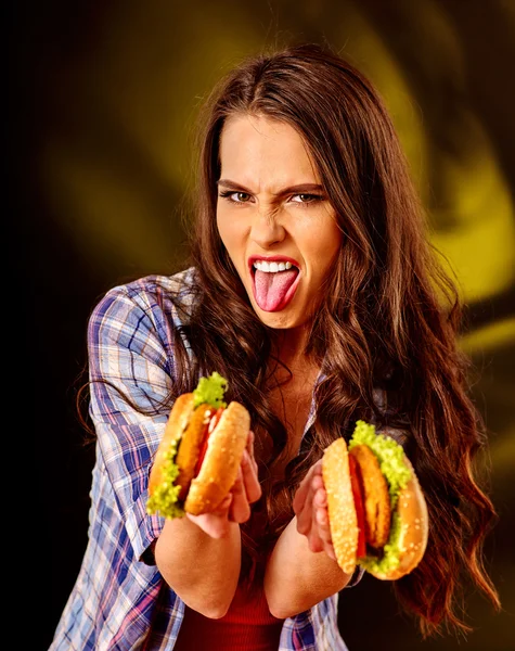 Dívka hospodářství dva sendviče. — Stock fotografie