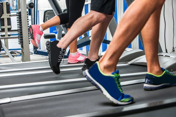 Beingruppe trägt Turnschuhe, die auf Laufband laufen. — Stockfoto