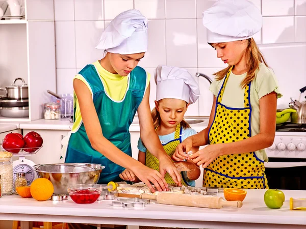 Les enfants cuisinent des cookies . — Photo