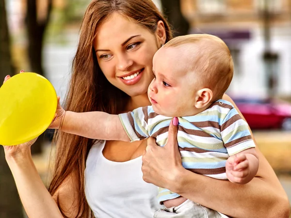 Glad kärleksfull mor och hennes baby utomhus. — Stockfoto