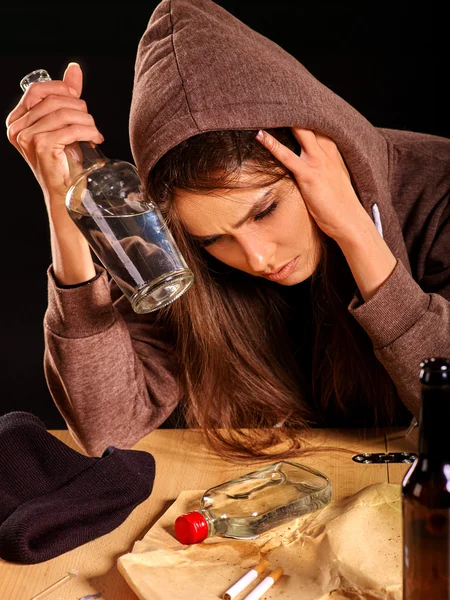 Menina bêbada segurando garrafa de vodka . — Fotografia de Stock