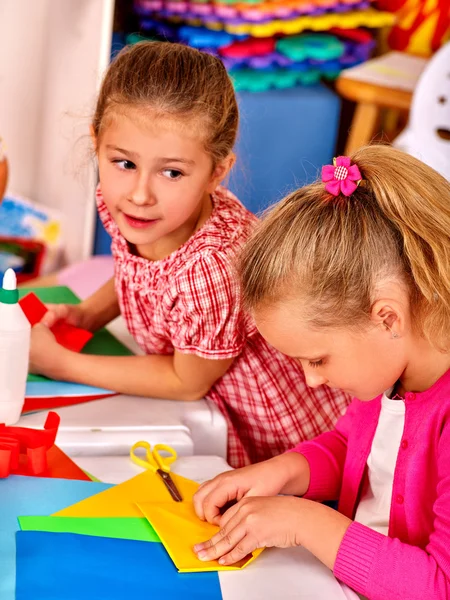 Bonitos niños sosteniendo avión de origami en el jardín de infantes  . —  Fotos de Stock