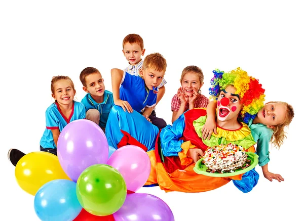 Clown che tiene la torta durante compleanno con bambini di gruppo . — Foto Stock