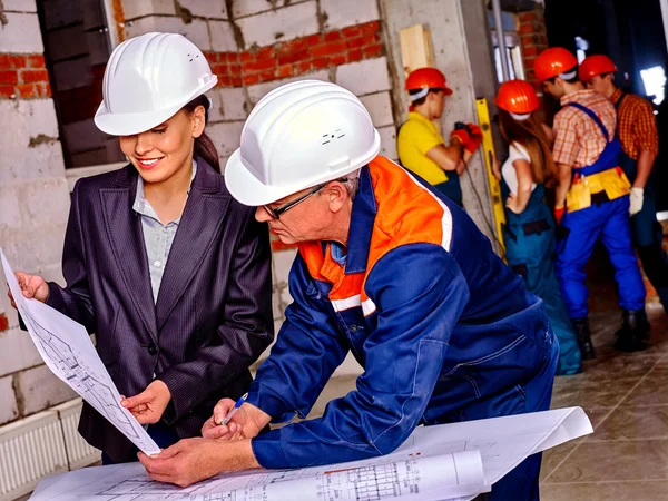 Mujer de negocios en casco de constructor  . — Foto de Stock