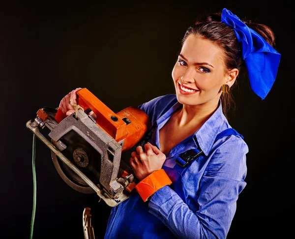 Женщина в одежде строителя держит циркулярную пилу . — стоковое фото