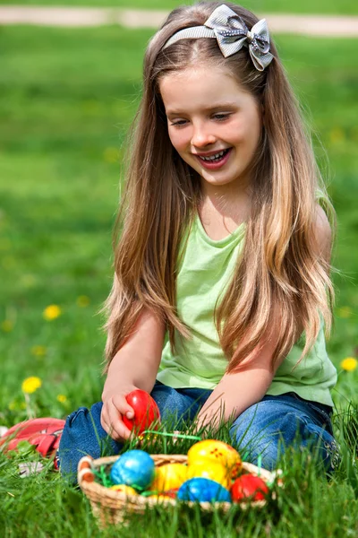 Niño encontrar huevo de Pascua al aire libre . — Foto de Stock