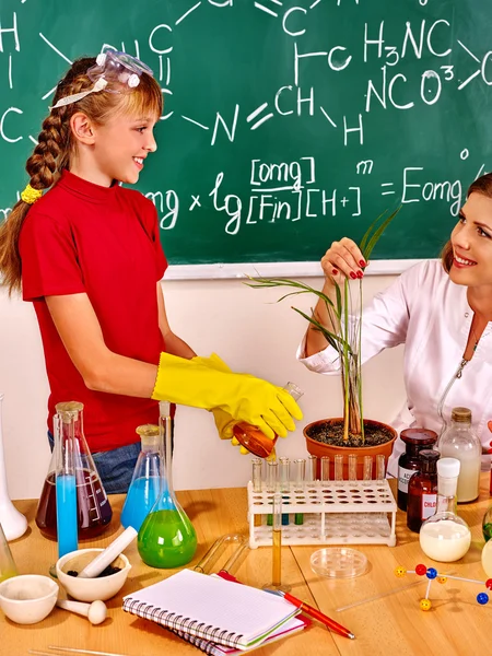 Child in chemistry class. — Stock Photo, Image