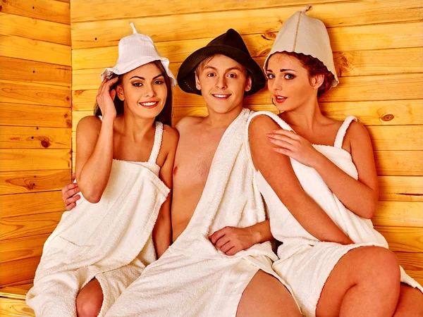 Groupe de personnes à Santa hat au sauna . — Photo