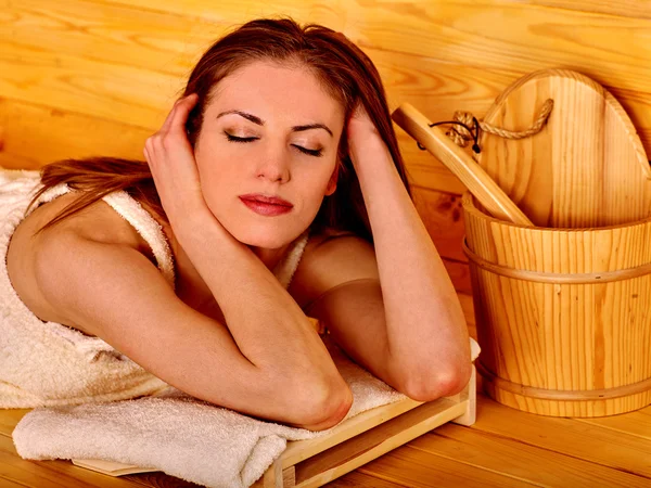 Jovem mulher bonita com olhos fechados relaxando na sauna . — Fotografia de Stock