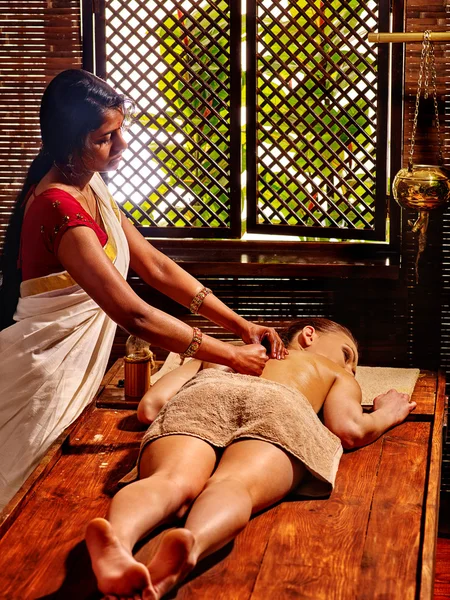 Mulher fazendo massagem com bolsa de arroz . — Fotografia de Stock