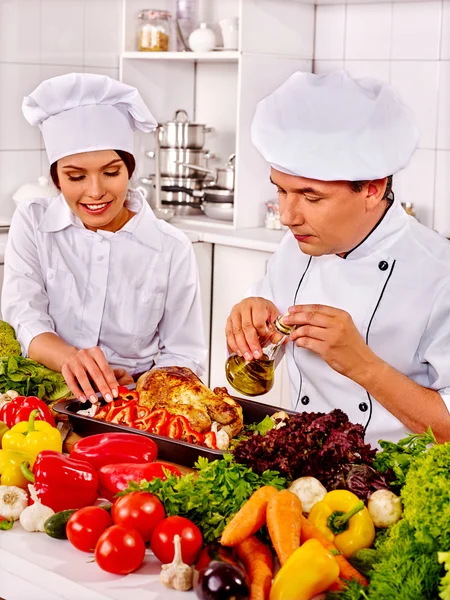 Homme au chapeau de chef cuisinier poulet — Photo