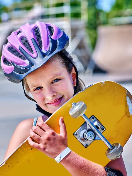 Adolescente menina monta seu skate — Fotografia de Stock