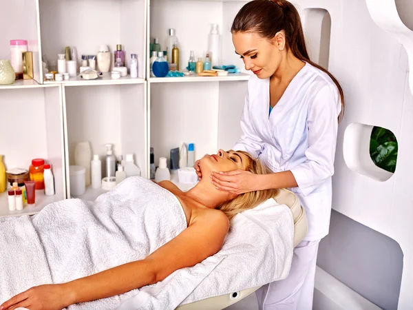 Kadın orta yaşlı almak yüz masaj spa salonda. — Stok fotoğraf