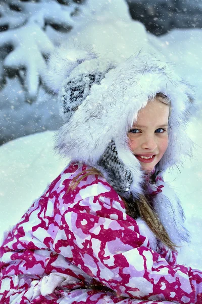 Menina criança em roupas de inverno jogando neve . — Fotografia de Stock