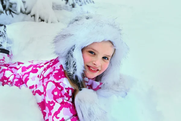 Little kid girl in winter clothes with falling snow. — Stock Photo, Image