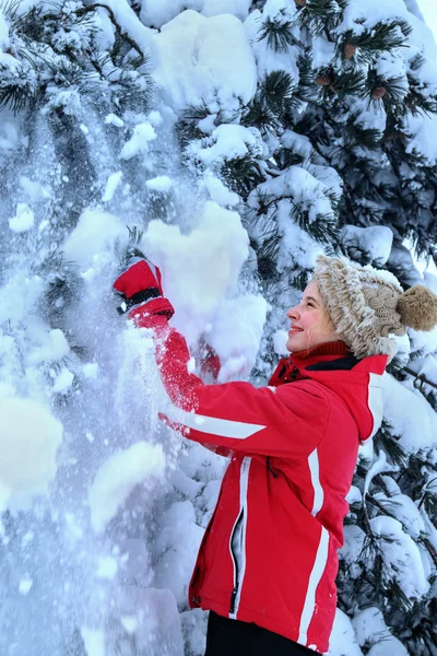 Flicka i vinterkläder med fallande snö. — Stockfoto