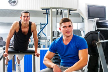 Vücudu spor salonunda çalışan erkekler.