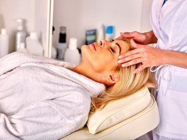 Kadın orta yaşlı almak yüz masaj spa salonda.