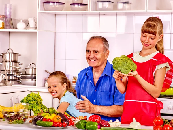 Dedesi çocuklarla mutfak yemek. — Stok fotoğraf