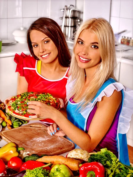 Mulher feliz cozinhar pizza . — Fotografia de Stock