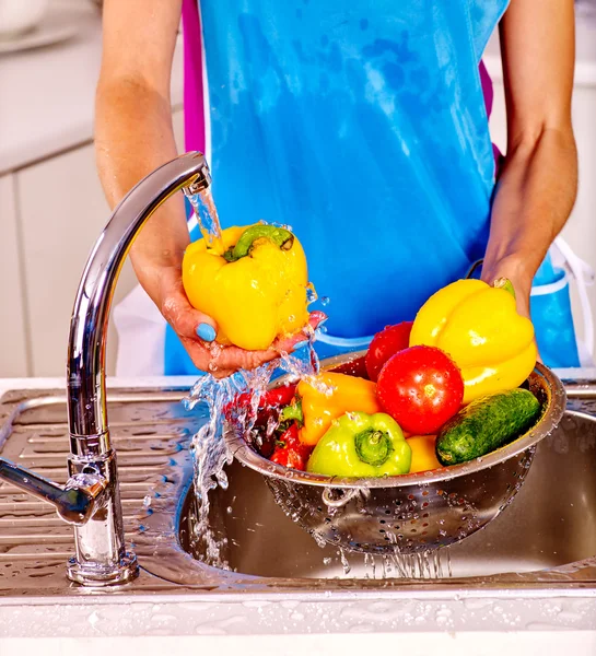 Vrouw wassen vruchten in kitchen. — Stockfoto