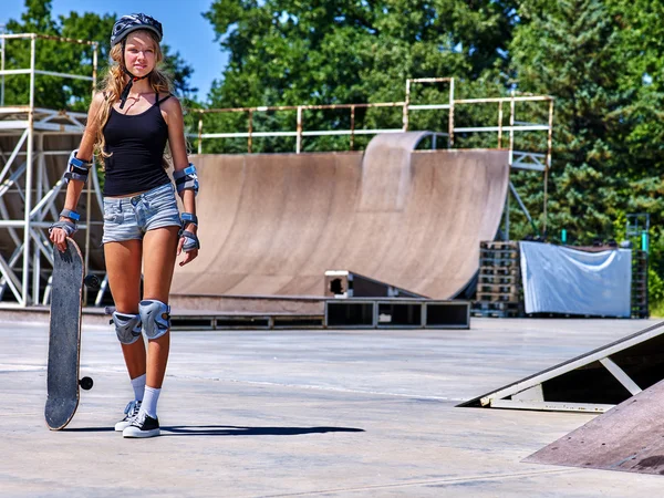 Девочка-подросток, держащая в руках скейтборд — стоковое фото