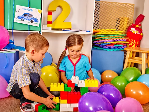 Niño y niña bloques de juego — Foto de Stock